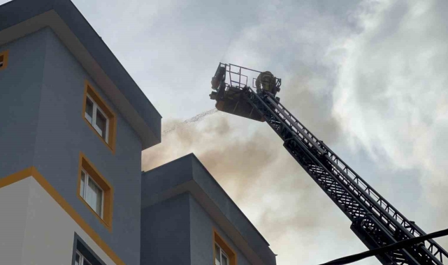 Ümraniye'de 10 katlı binanın çatısı alevlere teslim oldu