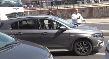 Ümraniye'de çıkan yangında sürücüler tartıştı