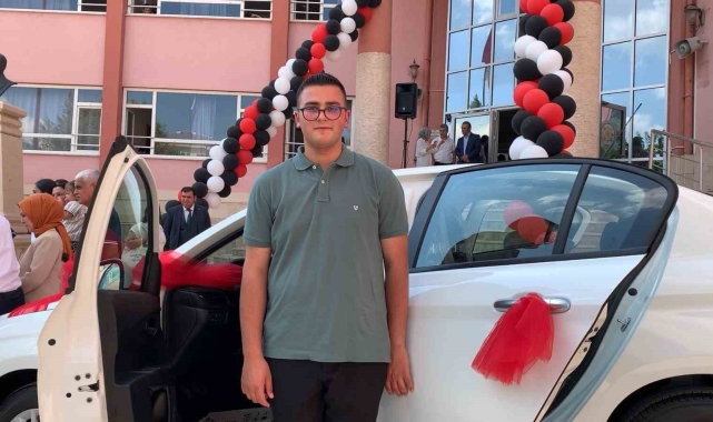 Üniversiteye geçiş sınavında Türkiye 29'uncusu olan öğrenciye otomobil hediye ettiler
