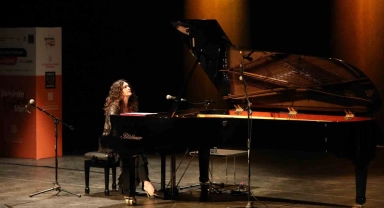 Ünlü Piyanist Anjelika Akbar GAÜN'de sahne aldı