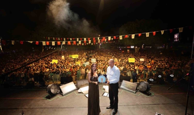 Ünlü sanatçı Simge, Silifke Uluslararası Müzik Festivali'nde sahne aldı