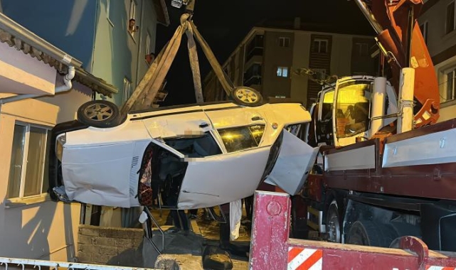 Uşak'ta kontrolden çıkan otomobil bina boşluğuna düştü: 1 ölü, 1 yaralı