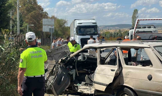 Uşak'ta otomobiller çarpıştı: 1 ölü, 4 yaralı