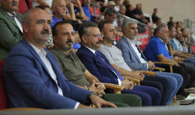 Vali Aksoy, hentol müsabasını seyredip tekvando antrenmanını ziyaret etti