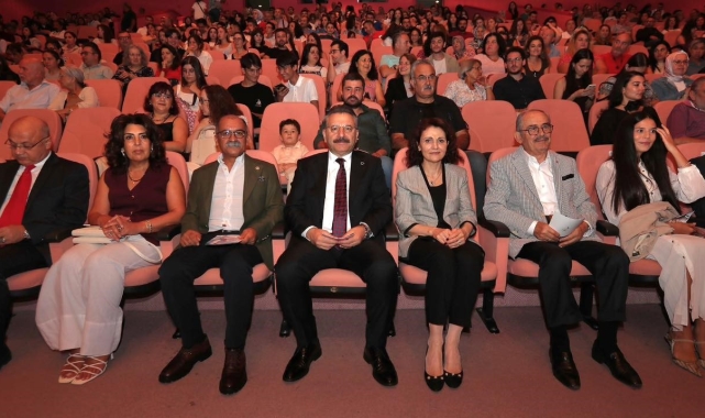 Vali Aksoy ve eşi 'Bir Ulus Uyanıyor' adlı konsere katıldı