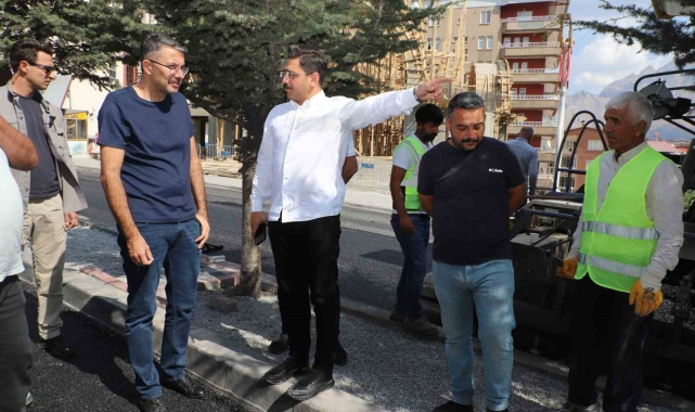 Vali Ali Çelik asfalt çalışmalarını yerinde denetledi