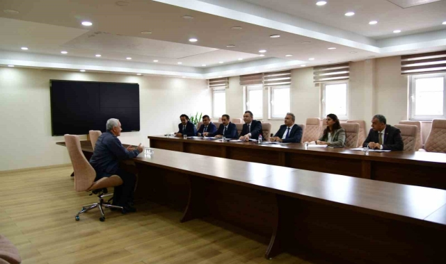 Vali Çiçek, Vatandaşları dinlemeye devam ediyor
