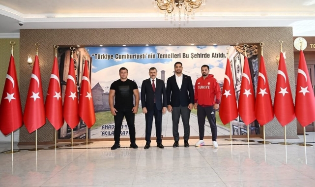Vali Çiftçi ve Başkan Sekmen, şampiyonları kabul etti