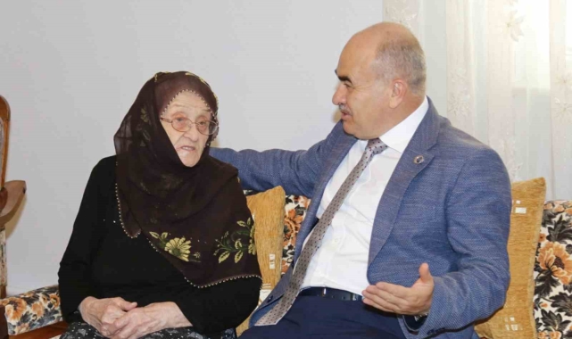 Vali Dağlı ile 102 yaşındaki Hacer nine arasında gülümseten diyaloglar
