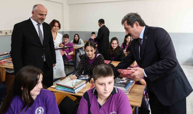 Vali Tavlı, öğrencilerin ders kitaplarının dağıttı