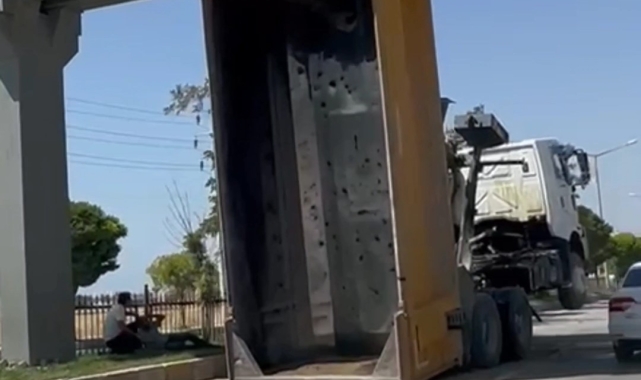 Van'da damperi açılan kamyon üst geçide takıldı