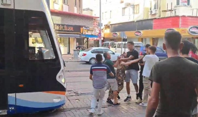 Vatman ile tartıştı, ayırmaya gelen esnafın peşinden bıçakla gitti