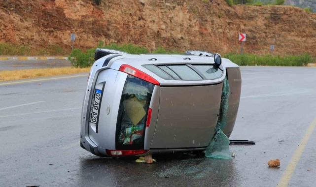 Virajı alamayan otomobil yan yattı: 2 yaralı