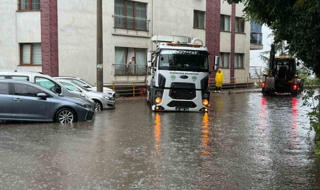 Yağış nedeniyle mazgal tıkandı, ekipler çalışma yaptı