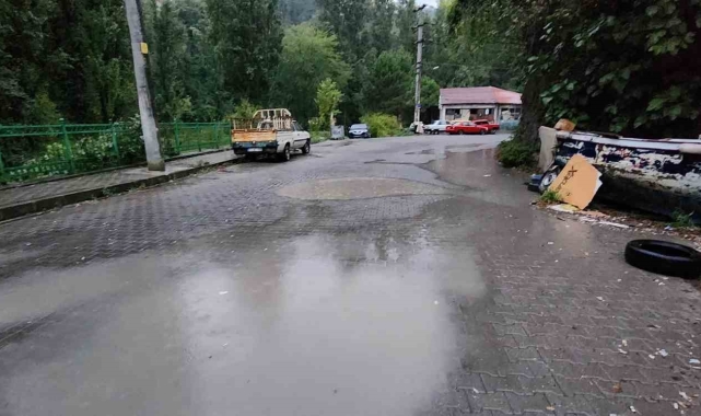 Yağmur sonrası yollar göle döndü, mahalleli belediyeden mazgal istedi