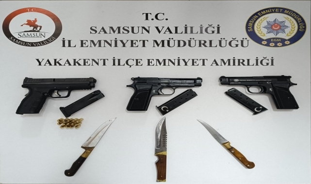 Yakakent'te 2 araçta 3 ruhsatsız tabanca ele geçirildi