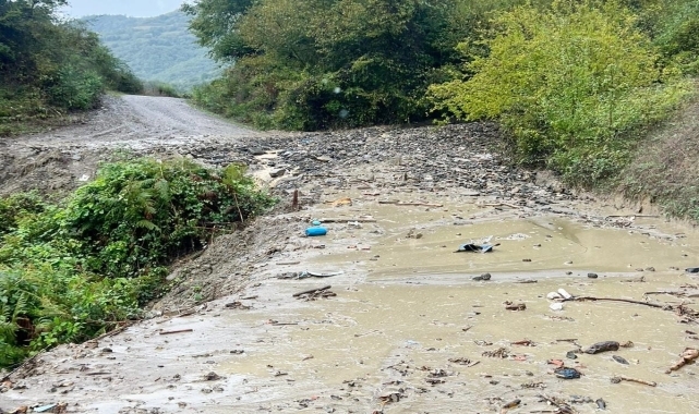 Yakakent'te sağanak nedeniyle oluşan taşkın mahalle içi yolu ulaşıma kapattı