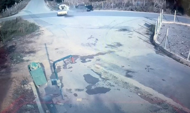 Yan yoldan çıkan kamyonet ana yoldan geçen otomobille çarpıştı: 2 yaralı