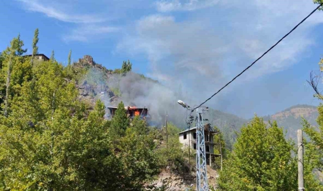 Yanan ev kullanılamaz hale geldi