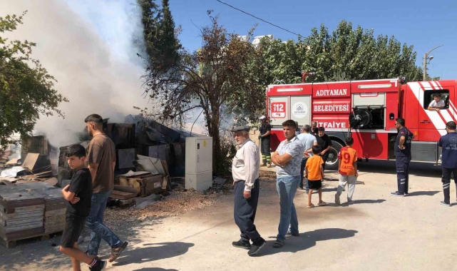 Yapı malzemelerinden çıkan yangın paniğe neden oldu