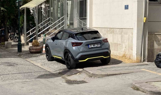 Yasaklı alanlara park edilen araçlar tepki çekiyor