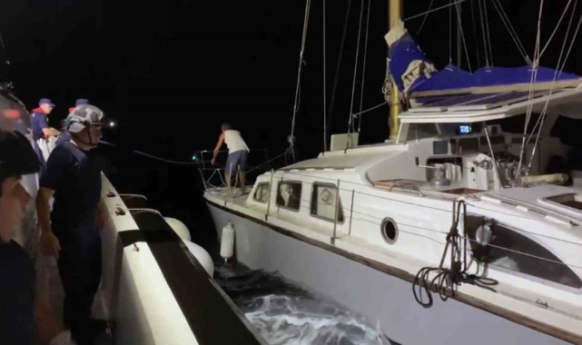 Yelkenli teknede 81 düzensiz göçmen ve 2 göçmen kaçakçısı yakalandı