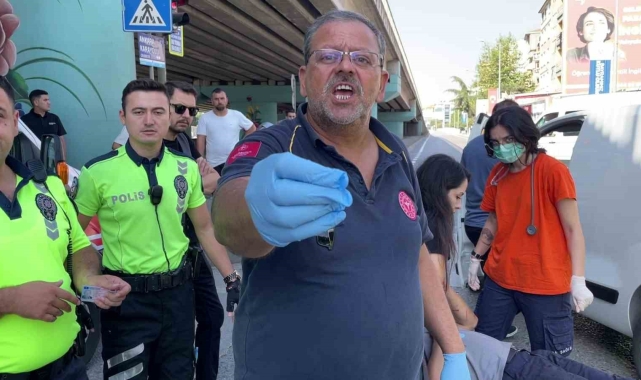 Yerdeki yaralıyı bırakıp, görevini yapan basın mensubuna engel oldular