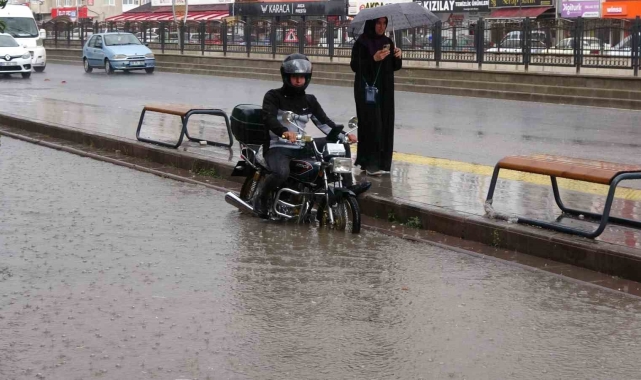 Yozgat'ta sağanak yolları göle çevirdi, sürücüler zor anlar yaşadı