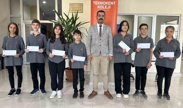 Yüksekova Teknokent Koleji öğrencileri ilk burslarını aldı