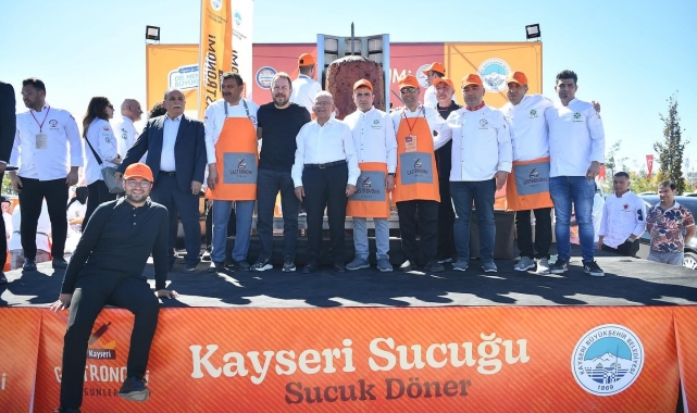 100 binler Millet Bahçesi'ne akın etti