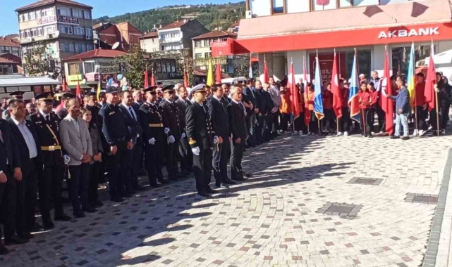 29 Ekim kutlamaları çelenk sunumu ile başladı