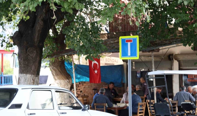 Adana'da esnaftan teröre Türk bayraklı tepki
