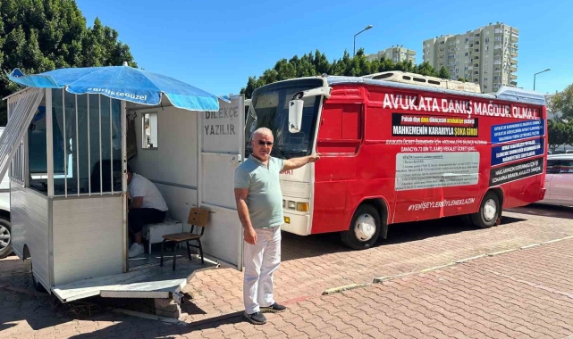 Adliye önünde üzerinde 'Avukata danış, mağdur olma' yazılı meçhul otobüs, arzuhalcileri kızdırdı