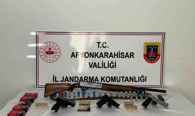 Afyonkarahisar'da jandarma 4 eve baskın yaptı