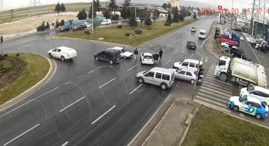 Afyonkarahisar'da trafik kazaları şehir güvenlik kameralarına yansıdı