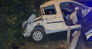 Ağaçlar faciayı önledi, araç refüjde asılı kaldı: 2 yaralı