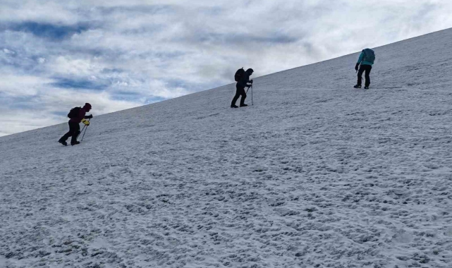 Ağrı Dağı'na zorlu tırmanış
