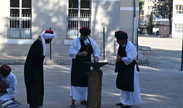 Ahilik teşkilatına girmeye hak kazanan çıraklar şedlerini kuşandı