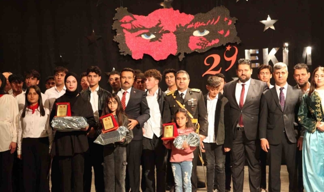 Ahlat'ta 29 Ekim Cumhuriyet Bayramı coşkuyla kutlandı