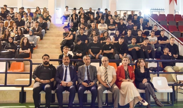 Akademik yılına yeni başlayan öğrencilere oryantasyon süreci