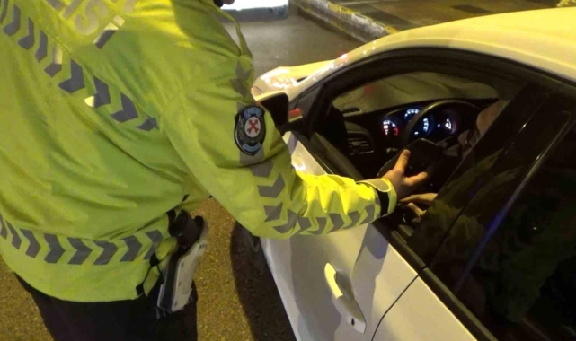 Aksaray'da trafik ekipleri gece uygulamalarını sürdürüyor