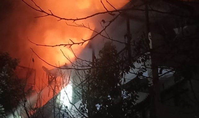 Alevlere teslim olan ev geceyi aydınlattı