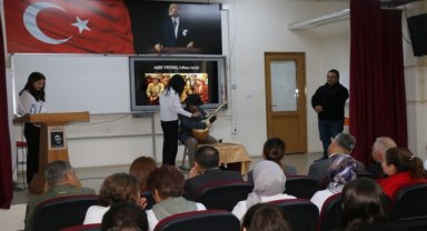 Amasya'da öğrenciler Aşık Veysel'i canlandırarak ders işledi