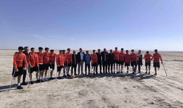Ampute Milli Futbol Takımı kuraklığa dikkat çekmek için Seyfe Gölü'nde antrenman yaptı
