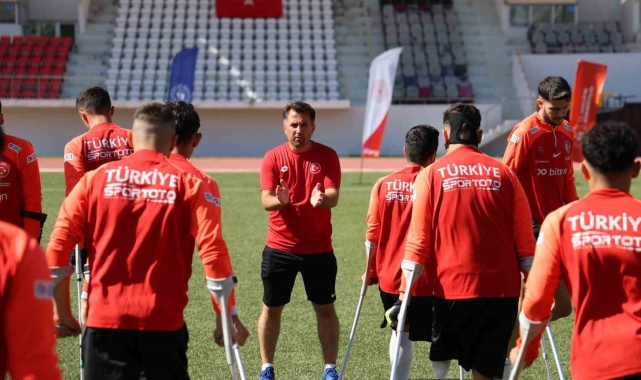 Ampute Milli Takımı, Amatör Spor Açılışı Haftası'nda gösteri maçı yaptı