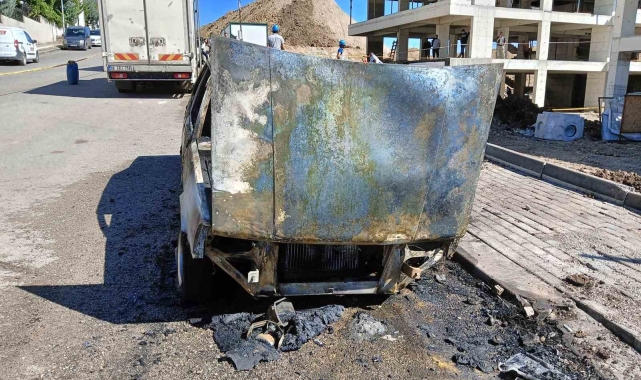 Ankara'da doğalgaz patlaması sonrası çıkan yangın otomobili küle çevirdi