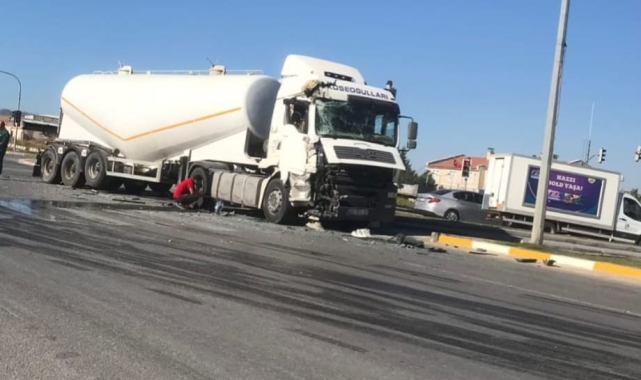 Ankara'da tır ile belediye otobüsünün çarpıştığı kazada 2 kişi yaralandı