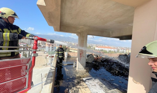 Antakya'da apartmanın çatısında yangın çıktı
