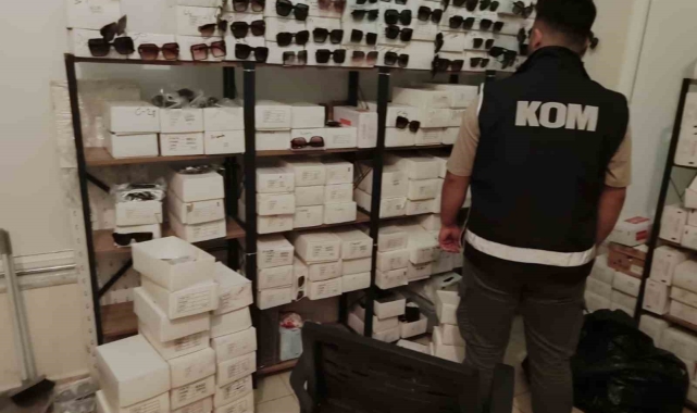 Antalya'da 4 ilçede kaçakçılık operasyonu: Binlerce güneş gözlüğü ele geçirildi