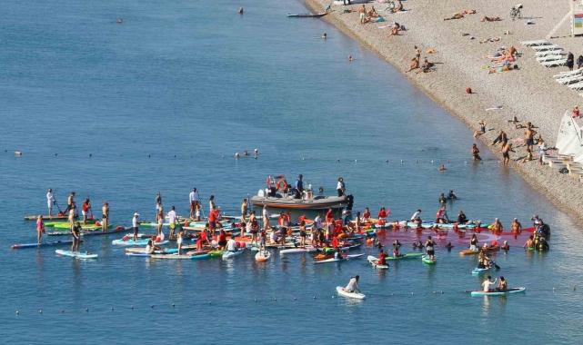 Antalya'da dalgıçlar denizde dev Türk bayrağı açtı